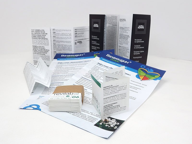 инструкции для лекарств в форме бумажных вкладышей, сложенных так, чтобы легко помещались в коробочки для препаратов.